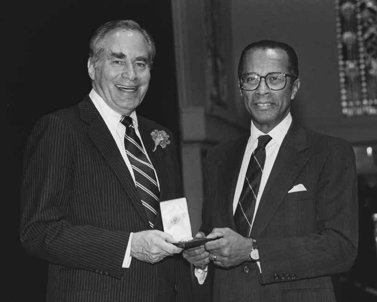 Uno de los muchos premios que recibió Arch Murray durante su larga y distinguida carrera fue la Medalla Emory Bruckner por servicio público del Consejo Federal de Abogados, presentada en 1989 por Thomas W. Evans, presidente del Consejo de Abogados en ese momento.