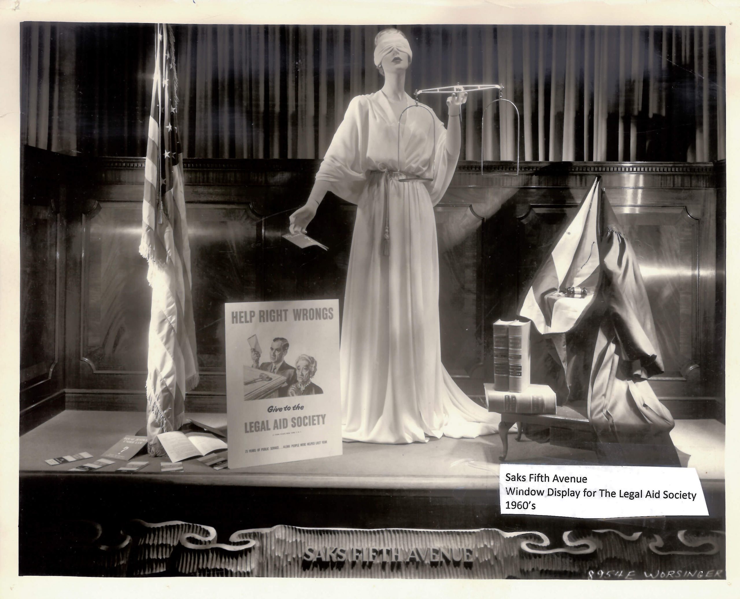 Витрина Saks Fifth Avenue для Общества юридической помощи