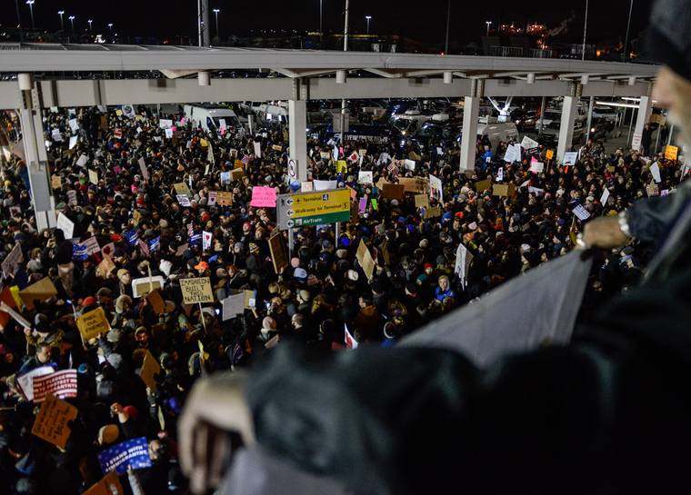 اعتراضات مهاجران در فرودگاه JFK